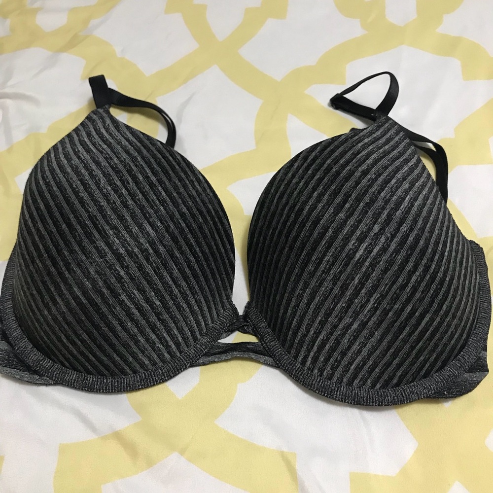 Black Victoria’s Secret t-shirt bra!! 🖤